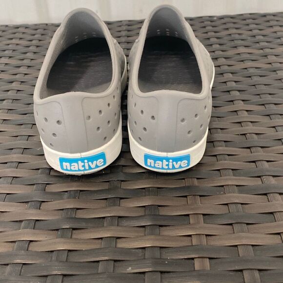 Native Jefferson shoes, junior size 1 - Picture 2 of 6